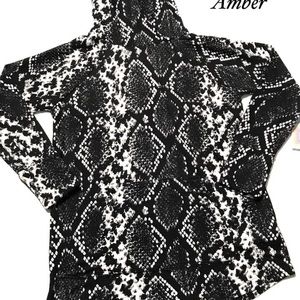 LulaRoe Amber Snakeskin size M NWT Soft Sweater